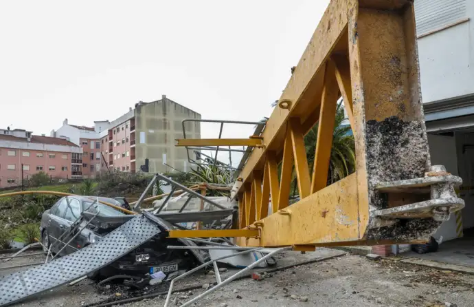 Edifícios danificados após passagem da tempestade em Leiria